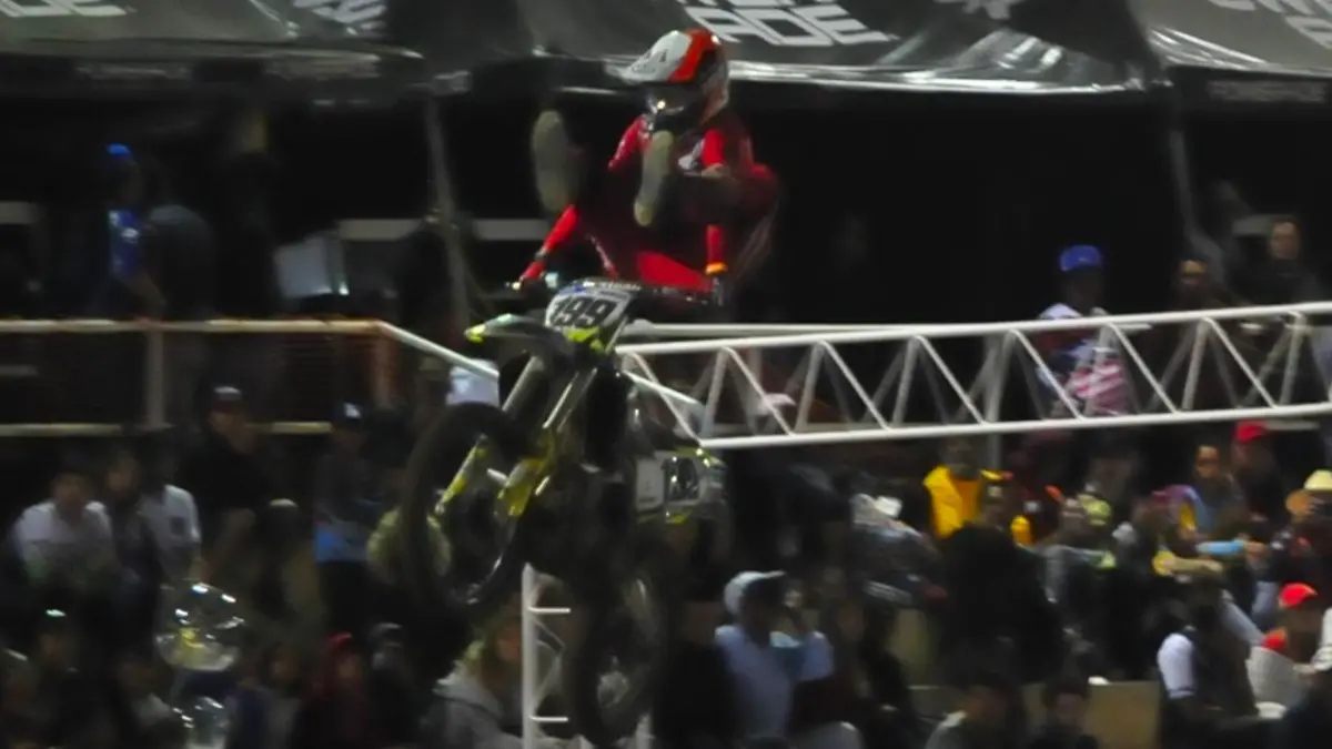  Jonathan Moreira Castañón durante su participación en el motocross nocturno